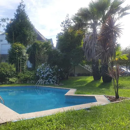 Estilo Frances Con Piscina Y Amplio Jardin
