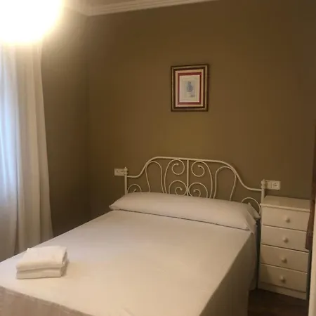 Estilo Francés Con Piscina Y Amplio Jardín *