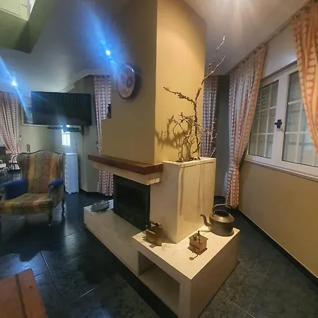 Estilo Francés Con Piscina Y Amplio Jardín