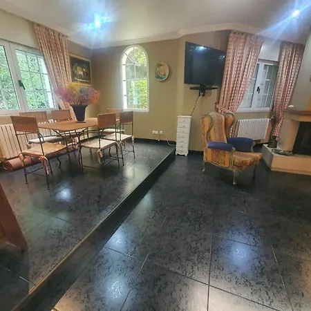 Estilo Francés Con Piscina Y Amplio Jardín Pontevedra