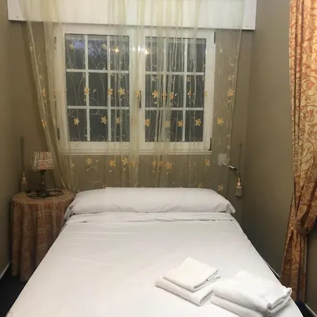 Estilo Francés Con Piscina Y Amplio Jardín Сasa de vacaciones