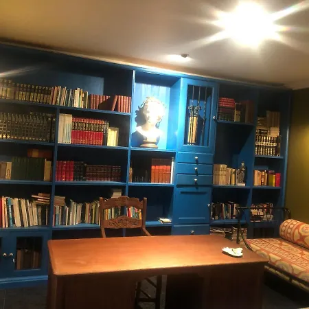 Estilo Francés Con Piscina Y Amplio Jardín