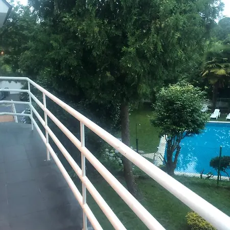 Estilo Francés Con Piscina Y Amplio Jardín *
