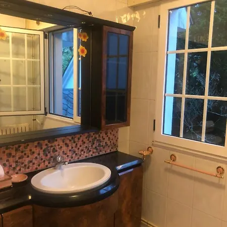 Estilo Francés Con Piscina Y Amplio Jardín Pontevedra