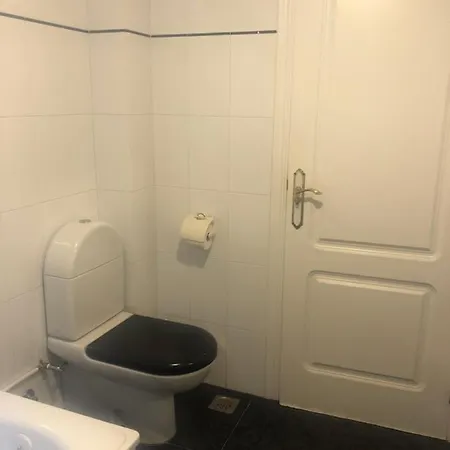 Estilo Francés Con Piscina Y Amplio Jardín *